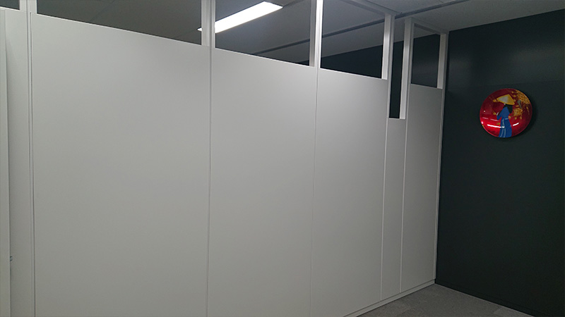会議室を2つに分けて使い易くするためのパーティション工事