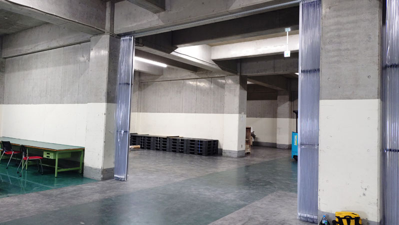 天井高のある空間に対応したパーテーション工事